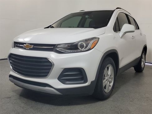 Used 2018 Chevrolet Trax LT w/ LT Convenience Package image 3
