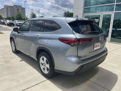 Used 2021 Toyota Highlander LE FWD image 9