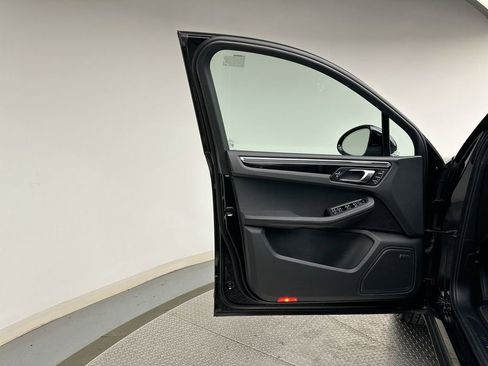 Used 2025 Porsche Macan image 9