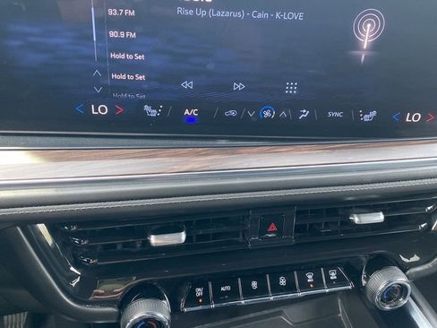 Used 2025 Chevrolet Suburban Z71 image 29