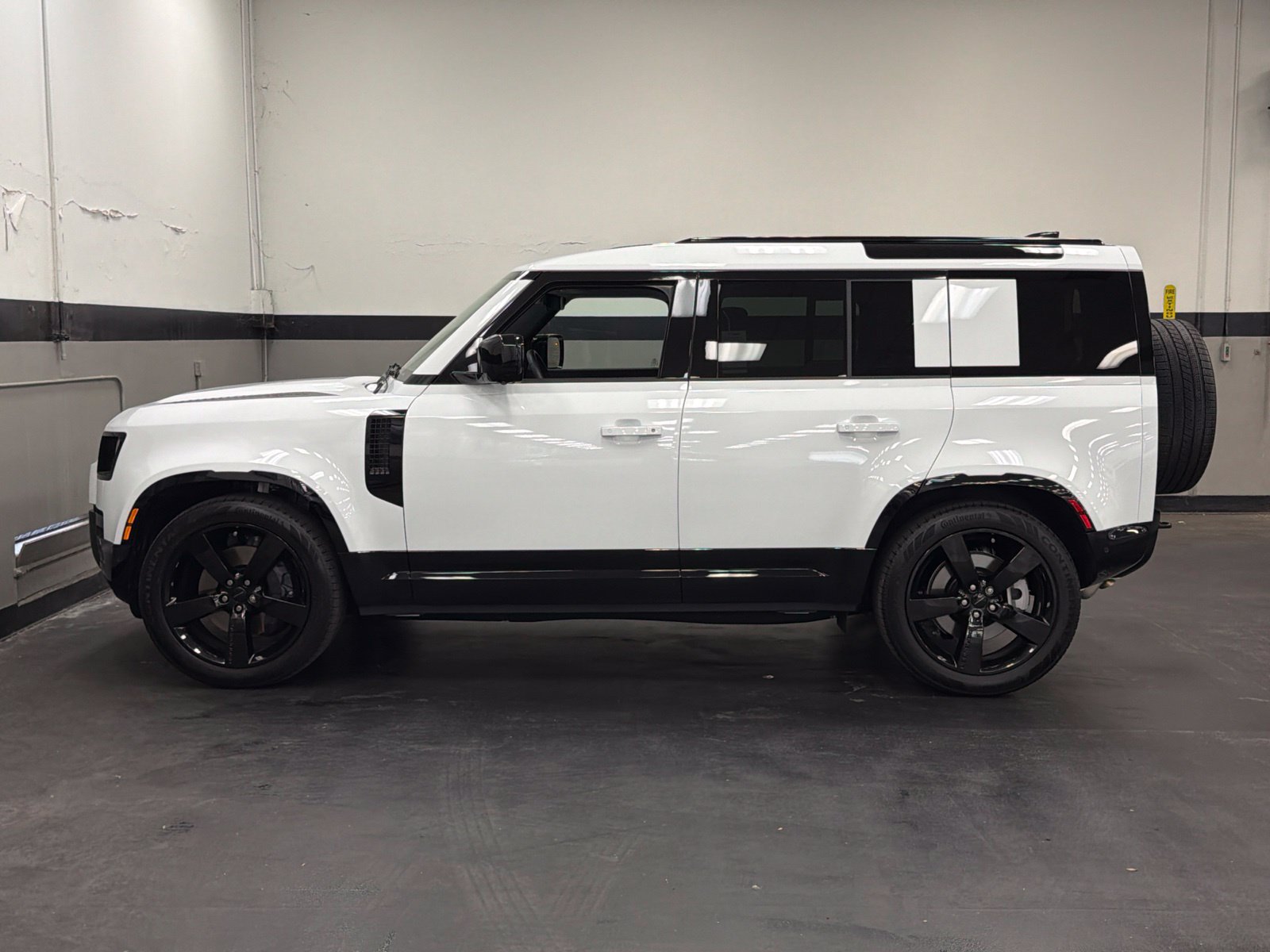 Used 2026 Land Rover Defender 110 X-Dynamic SE AWD/4WD image 8