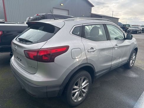 Used 2017 Nissan Rogue Sport SV image 3