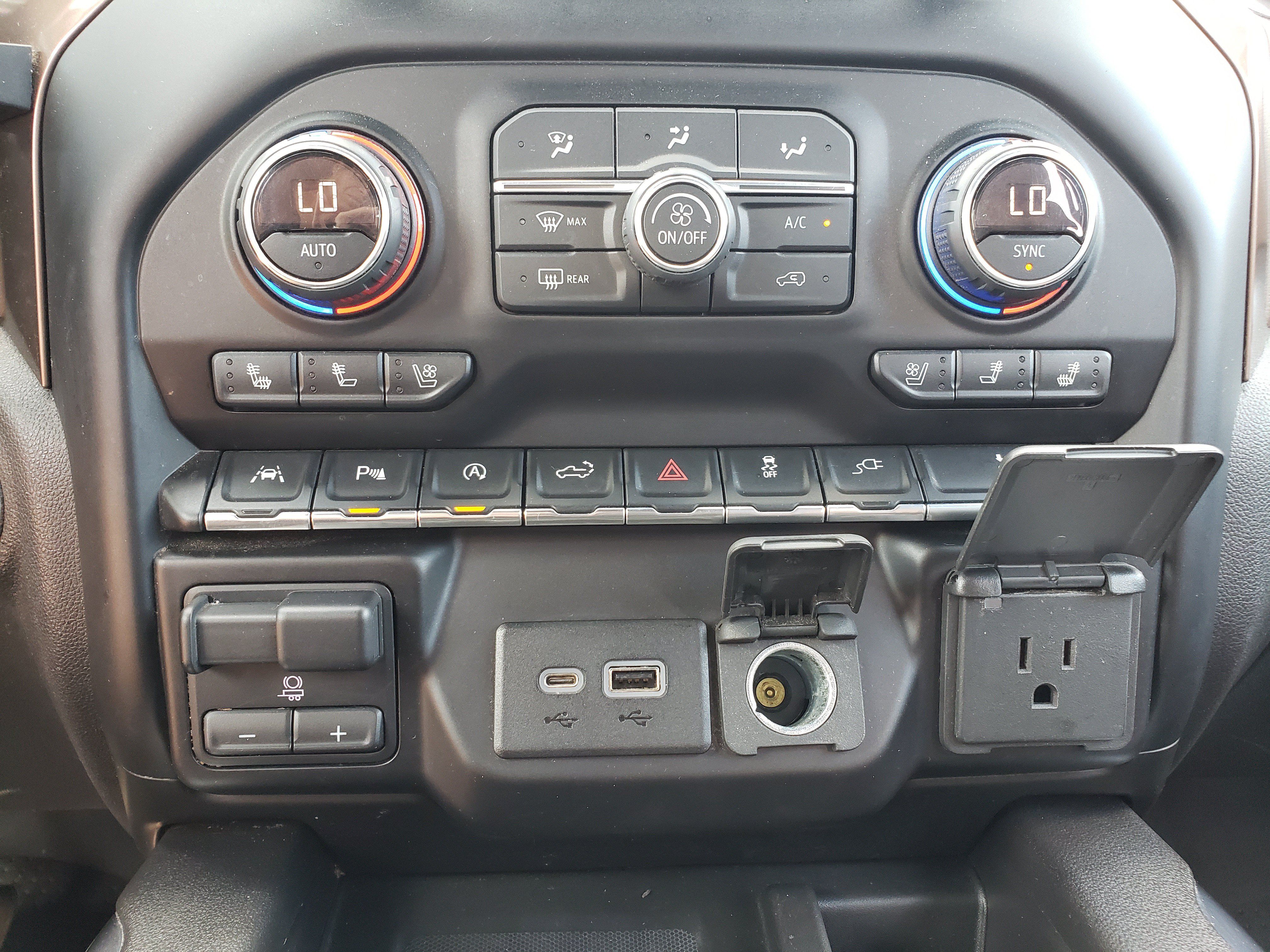 Used 2019 Chevrolet Silverado 1500 High Country w/ Technology Package AWD/4WD image 22