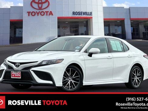 Certified 2022 Toyota Camry SE image 1