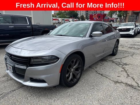 Used 2015 Dodge Charger SXT RWD image 3