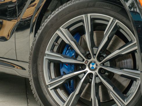 Used 2022 BMW X6 M50i w/ Premium Package image 33