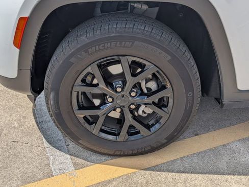 Used 2024 Jeep Grand Cherokee Altitude image 9