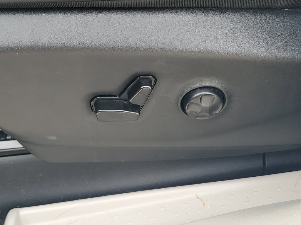 Used 2024 Chrysler Pacifica Touring-L FWD image 16
