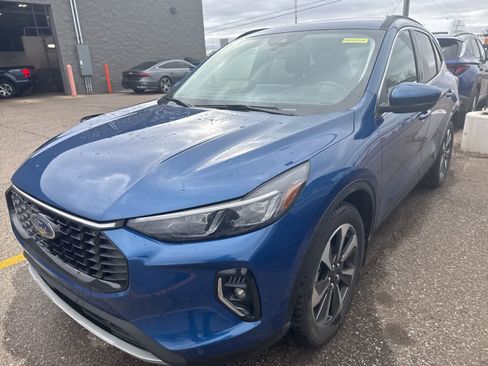 Used 2023 Ford Escape Platinum w/ Premium Technology Package image 2