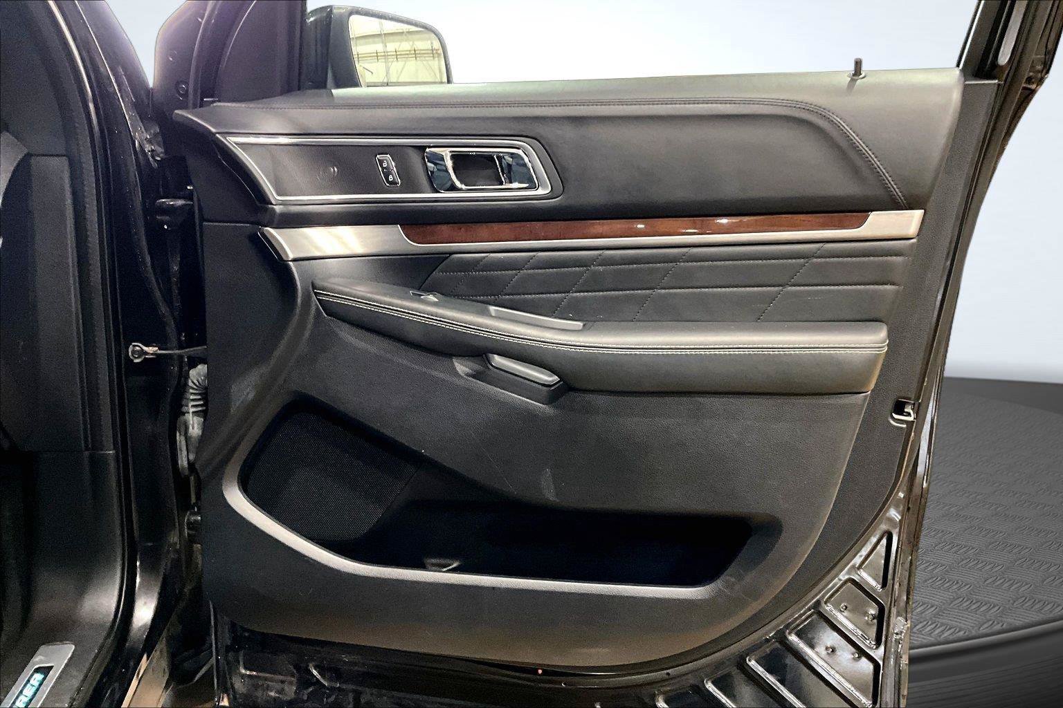 Used 2017 Ford Explorer Platinum AWD/4WD image 25