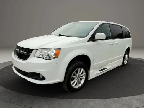 Used 2019 Dodge Grand Caravan SXT FWD image 3