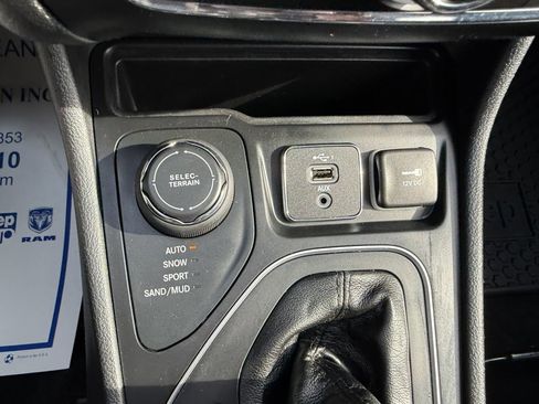 Used 2019 Jeep Cherokee Latitude Plus w/ Cold Weather Group image 29