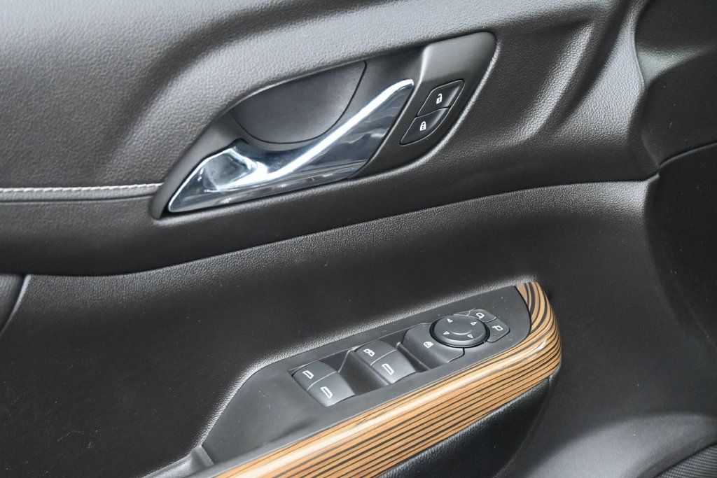 Used 2023 GMC Acadia SLE FWD image 2