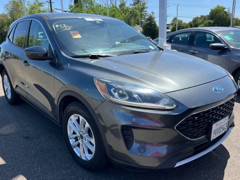 Used 2020 Ford Escape SE image 3