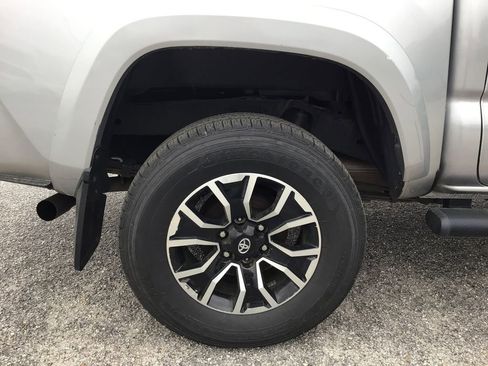 Used 2021 Toyota Tacoma TRD Sport w/ Technology Package image 11