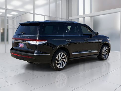 Used 2023 Lincoln Navigator Reserve image 6