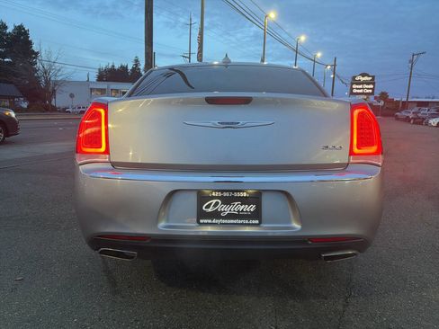 Used 2018 Chrysler 300 Touring L image 6