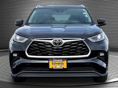 Used 2022 Toyota Highlander XLE AWD/4WD image 2