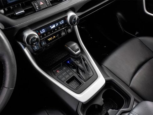 Used 2021 Toyota RAV4 XLE Premium image 23