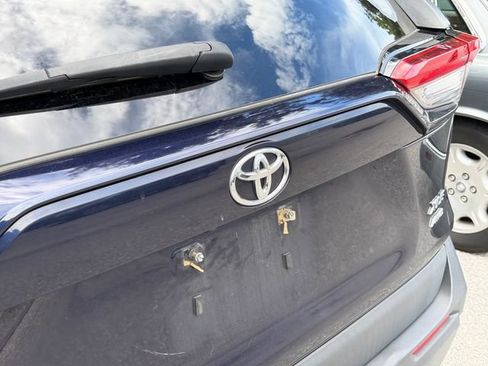 Used 2021 Toyota RAV4 XLE Premium AWD/4WD image 8