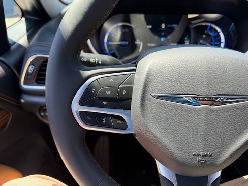 Used 2023 Chrysler Pacifica Pinnacle FWD image 12