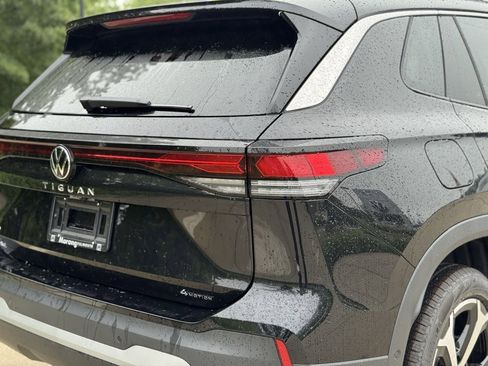 New 2025 Volkswagen Tiguan SE image 9