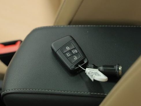 Used 2024 Volkswagen Tiguan SE image 39