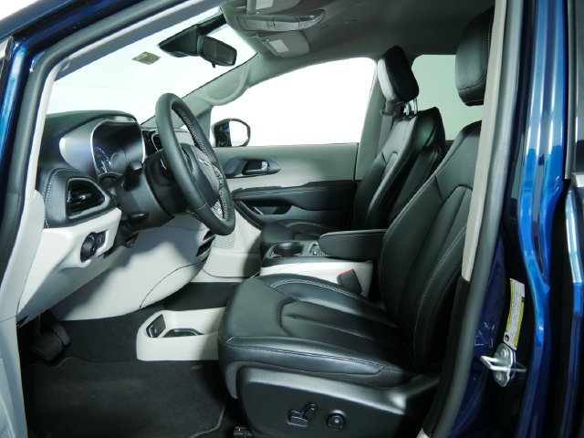 Used 2024 Chrysler Pacifica Touring-L AWD/4WD image 18
