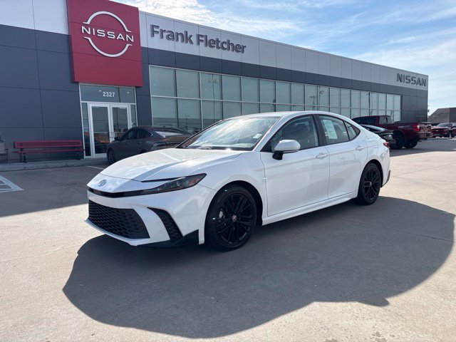Used 2025 Toyota Camry SE FWD image 1