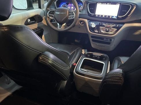 Used 2023 Chrysler Pacifica Touring-L image 36