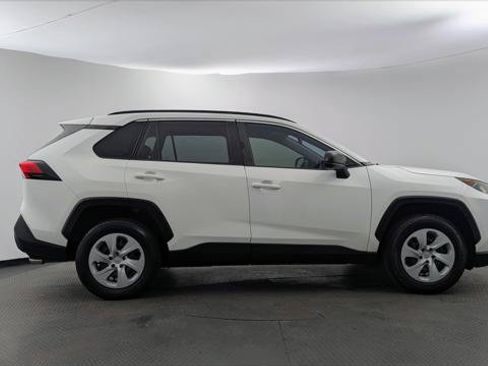 Used 2019 Toyota RAV4 LE FWD image 9