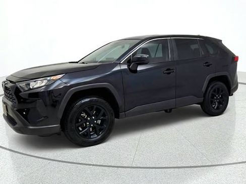 Used 2022 Toyota RAV4 LE FWD image 4