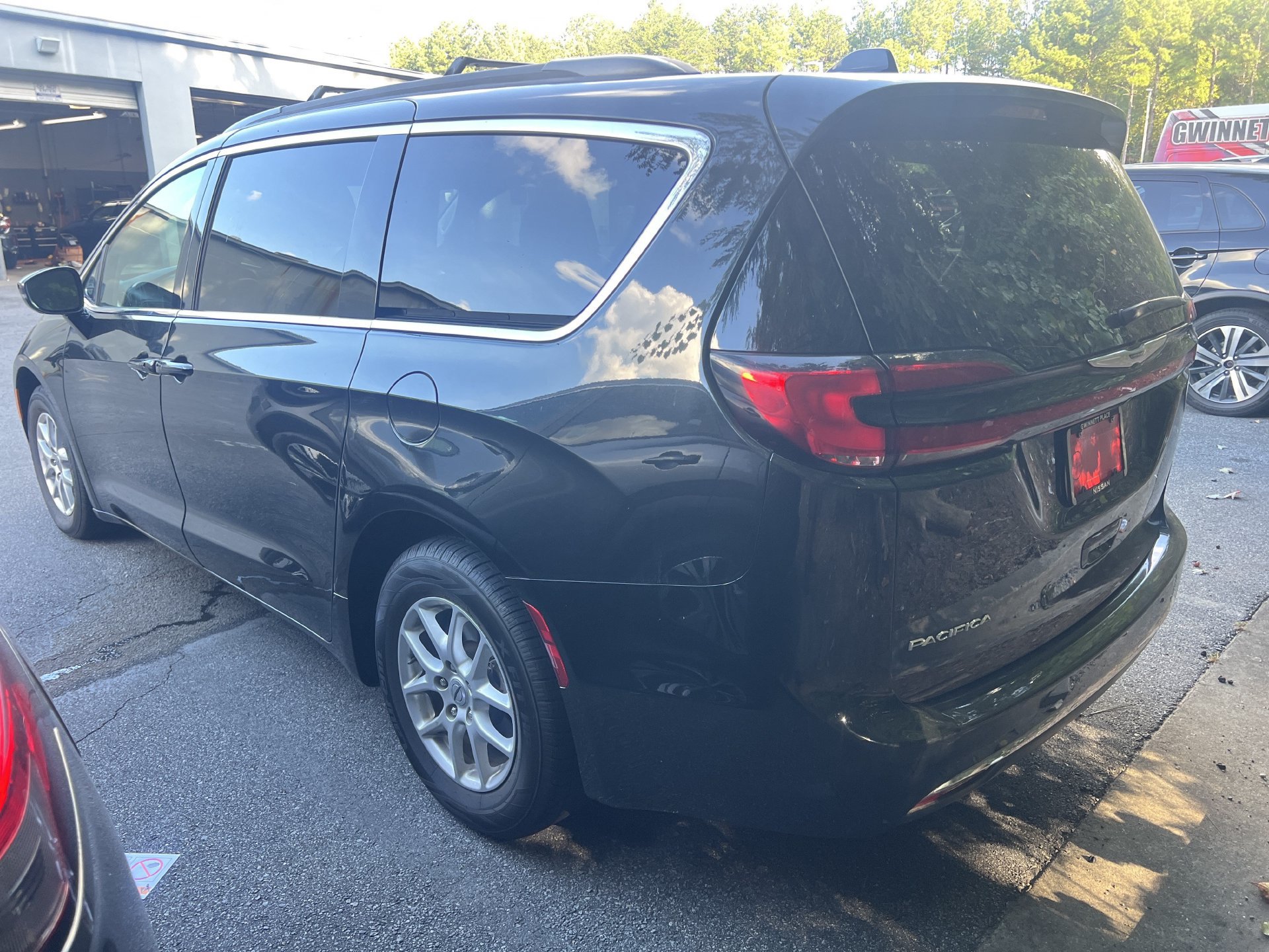 Used 2022 Chrysler Pacifica Touring-L FWD image 1