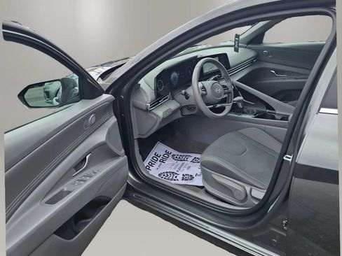 Used 2025 Hyundai Elantra SEL FWD image 6