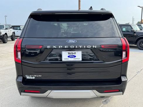 Used 2025 Ford Expedition Platinum w/ Driver's Package AWD/4WD image 9