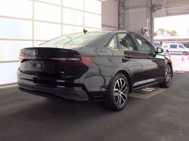 Used 2025 Volkswagen Jetta SE FWD image 4