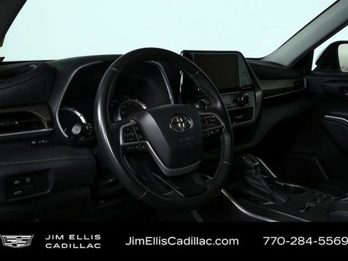 Used 2024 Toyota Highlander XLE image 4