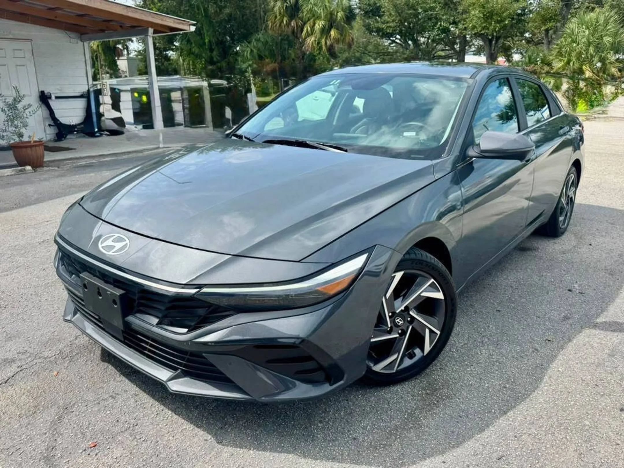 Used 2024 Hyundai Elantra Limited FWD image 3