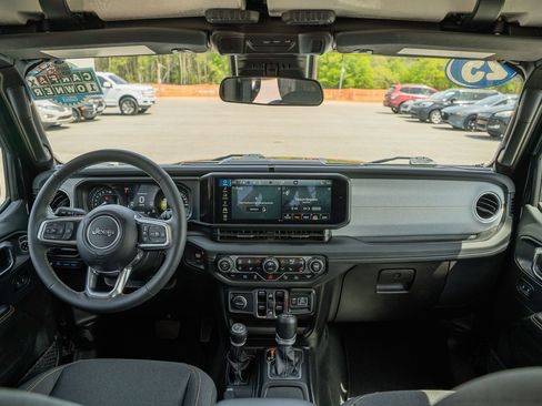 Used 2025 Jeep Wrangler Unlimited Sahara w/ Safety Group AWD/4WD image 27