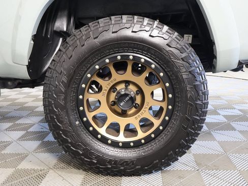 Used 2022 Toyota Tacoma TRD Sport w/ Technology Package AWD/4WD image 16