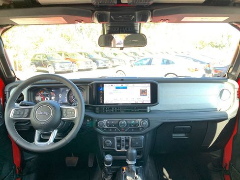 Used 2025 Jeep Wrangler Sahara image 32