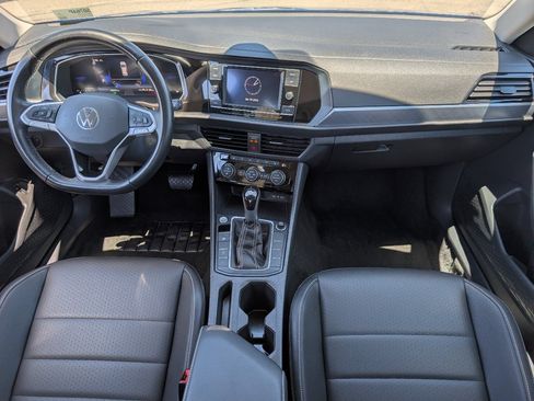 Used 2024 Volkswagen Jetta SE FWD image 4