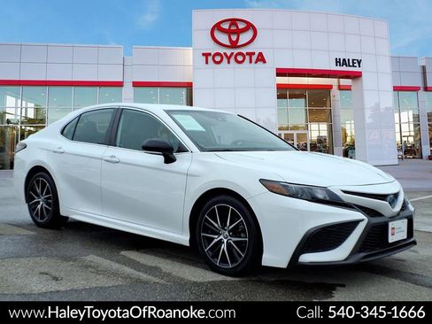 Certified 2022 Toyota Camry SE image 1