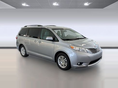 Used 2016 Toyota Sienna XLE w/ XLE Navigation Package FWD image 7
