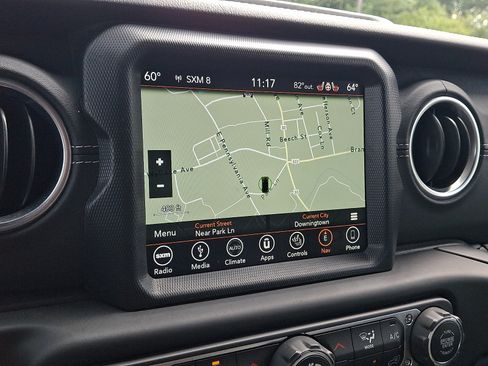 Used 2018 Jeep Wrangler Unlimited Sahara AWD/4WD image 16