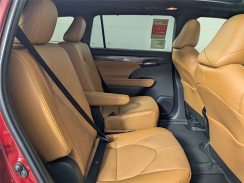 New 2026 Toyota Highlander Platinum image 24