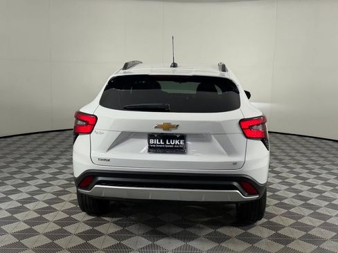Used 2025 Chevrolet Trax LT FWD image 9