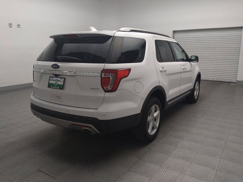 Used 2017 Ford Explorer XLT image 9