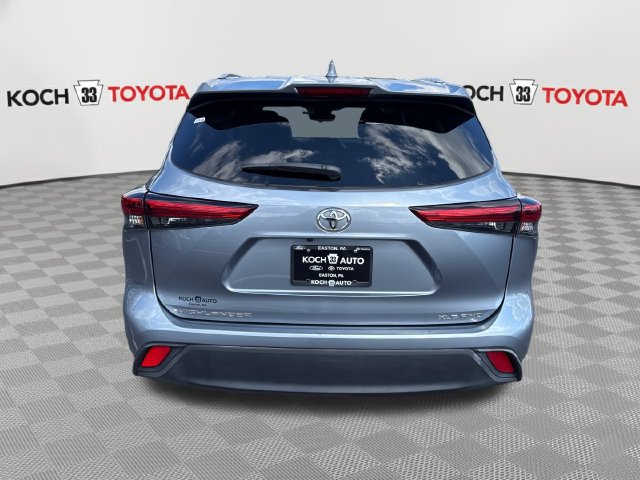 Used 2021 Toyota Highlander XLE AWD/4WD image 7