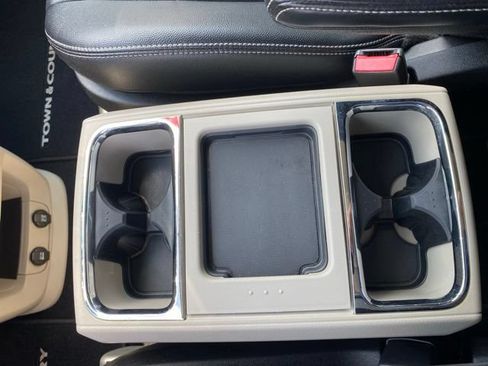 Used 2013 Chrysler Town & Country Touring FWD image 27